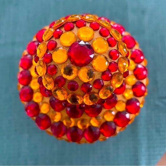 Hand decorated jar with cover embellished with ornaments. Gold Red and Yellow - Picture 5 of 7